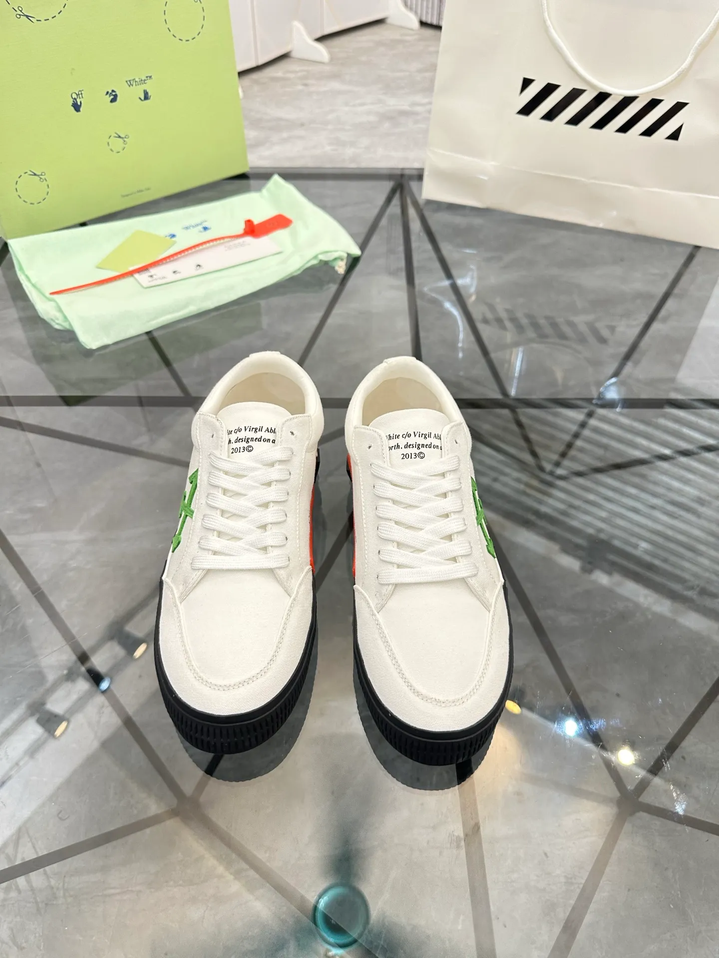 Selling men's shoes 💰: 💰P440¥ Product trademark: OFF WHITE *"OFF WHITE*" low-top casual shoes Regular size: 35-45 (can be customized to 46) Couple style Product materials: Original fabric from the upper counter, breathable lining, original outsole. No.: H203